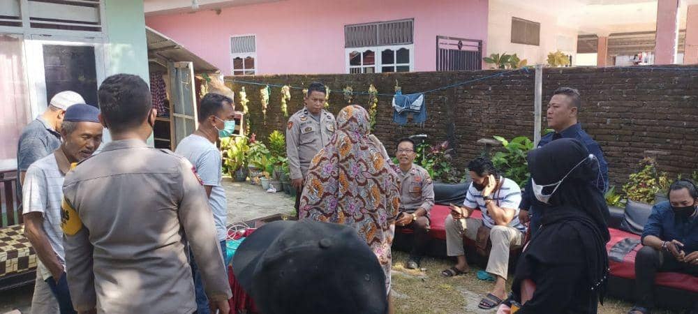 Ilustrasi. Petugas Polres Takalar menyambangi rumah penyelenggara takziah/Polres Takalar