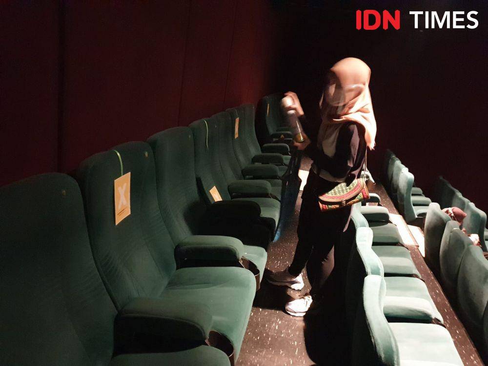 Suasana menonton di bioskop saat pandemi Covid-19 (IDN Times/Uni Lubis)