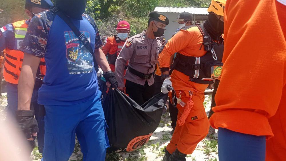 Tim sar gabungan mengevakuasi jenazah pemancing yang jatuh dari tebing ke laut di Pantai Jungwok.(doc.Kantor Basarnas Yogyakarta)