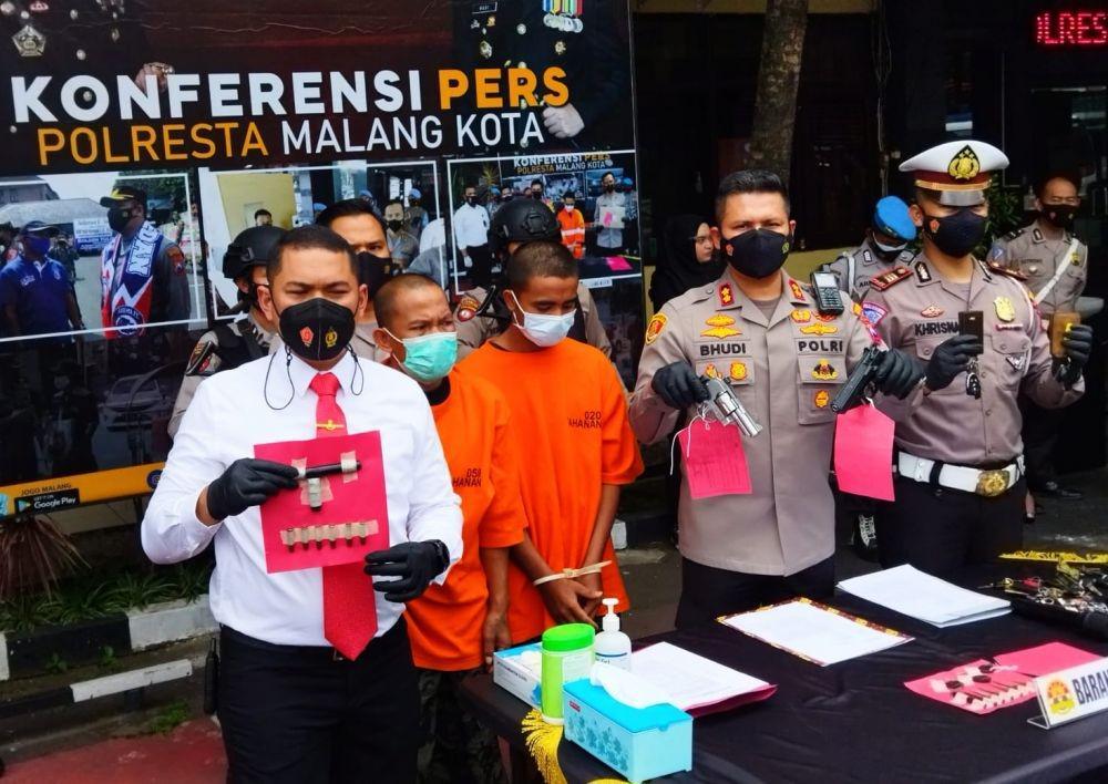 Polisi menunjukkan barang bukti yang digunakan pelaku untuk melakukan pencurian. Dok/istimewa