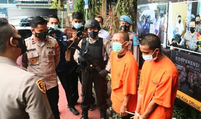 Polisi saat berdialog dengan dua pelaku pencurian kendaraan bermotor. Dok/istimewa