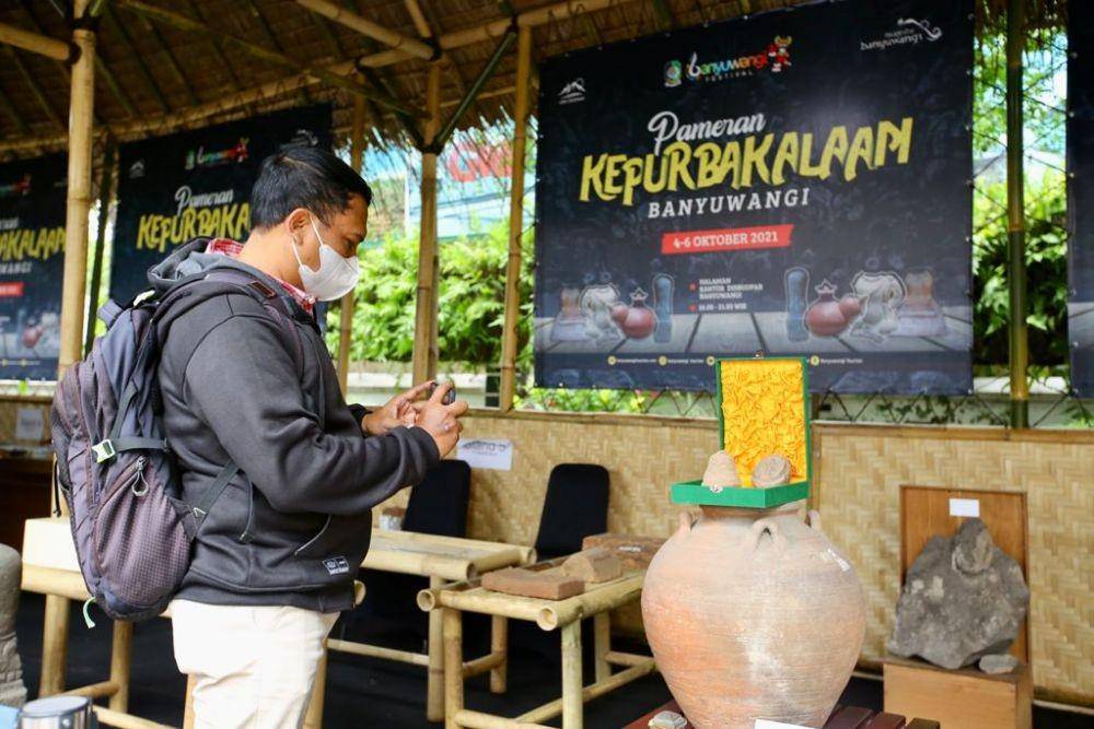 Suasana Pameran Kepurbakalaan, yang digelar di pelataran kantor Dinas Kebudayaan dan Pariwisata (Disbupar) Banyuwangi, 4-6 September 2021. (Dok. Pemkab Banyuwangi)