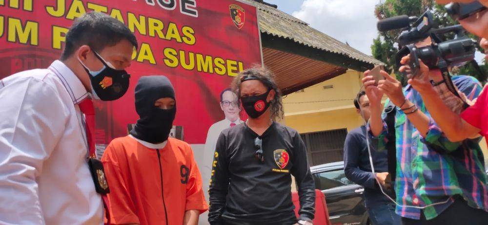 tersangka AR saat digiring karena menjual Senpira (IDN Times/istimewa)