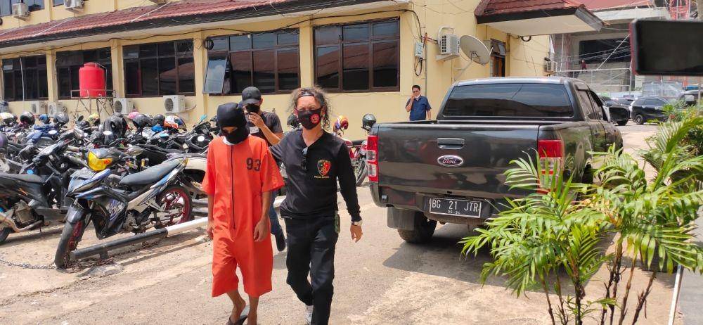 tersangka AR saat digiring karena menjual Senpira (IDN Times/istimewa)