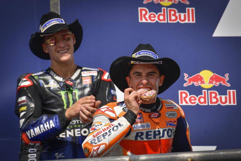 Marc Marquez berselebrasi dengan makan donat seusai GP Amerika (motogp.com)