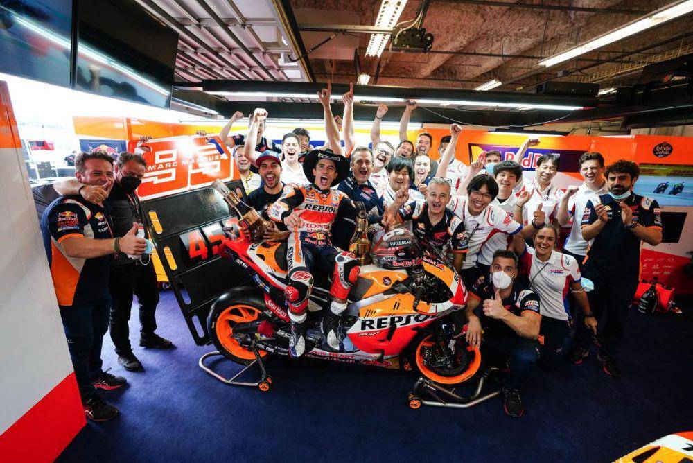 Marc Marquez rayakan kemenangan GP Amerika bersama kru (motogp.com)