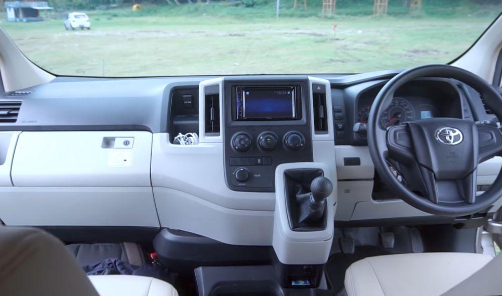 Interior Hiace Premio (youtube.com/GridOto Modif)