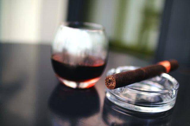 ilustrasi minuman beralkohol dan rokok (pexels.com/JESHOOTS)