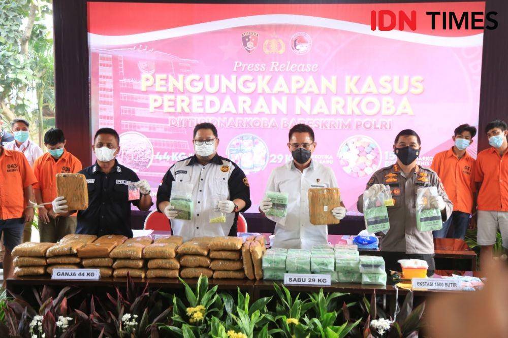 Bareskrim Polri tangkap seorang kurir 1.300 pil ekstasi (IDN Times/Irfan Fathurohman)
