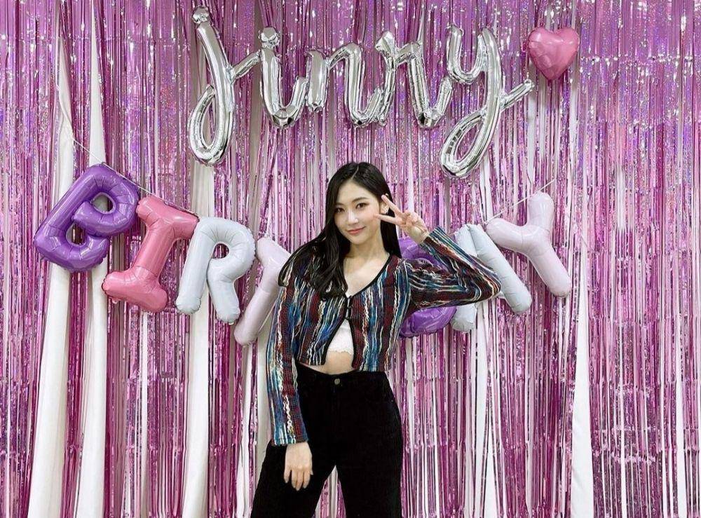 Outfit Jinny Secret Number (instagram.com/secretnumber.official)