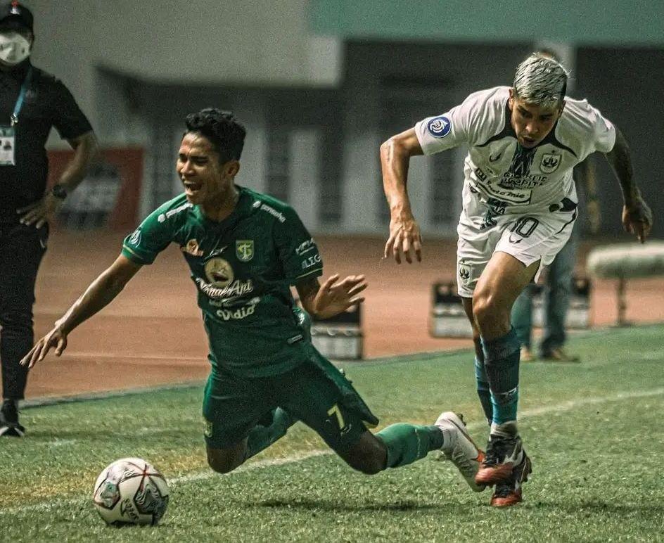 Pemain Persebaya saat berduel dengan pemain PSIS. Instagram/@officialpersebaya