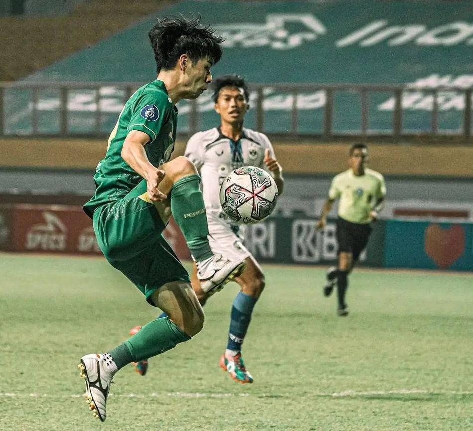 Pemain Persebaya saat berduel dengan pemain PSIS. Instagram/@officialpersebaya