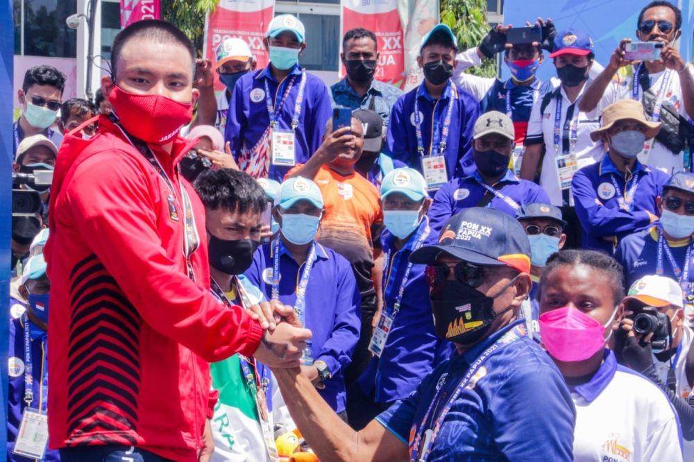 Podium  renang perairan terbuka nomor lomba 5 kilometer putra dan putri pada PON XX Papua (Dok.PB PON XX)