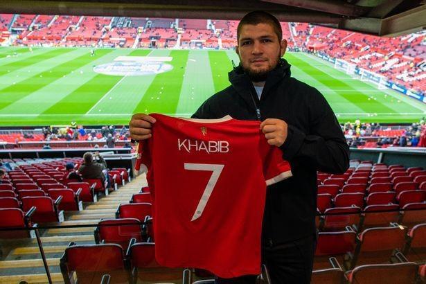 Khabib Nurmagomedov berfoto dengan jersey bernama Khabib dan nomor 7. (dailystar.co.uk)
