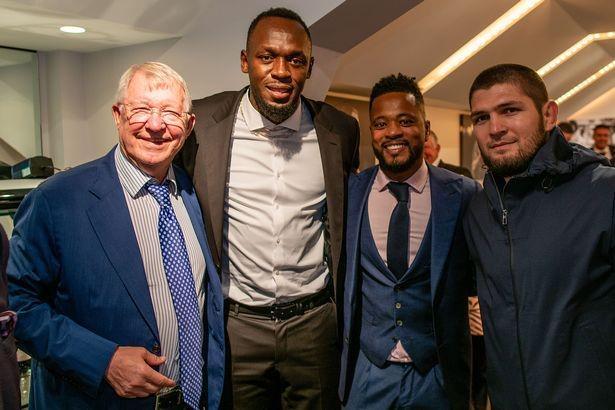 Khabib Nurmagomedov bersama Sir Alex Ferguson, Usain Bolt, dan Patrice Evra. (dailystar.co.uk)