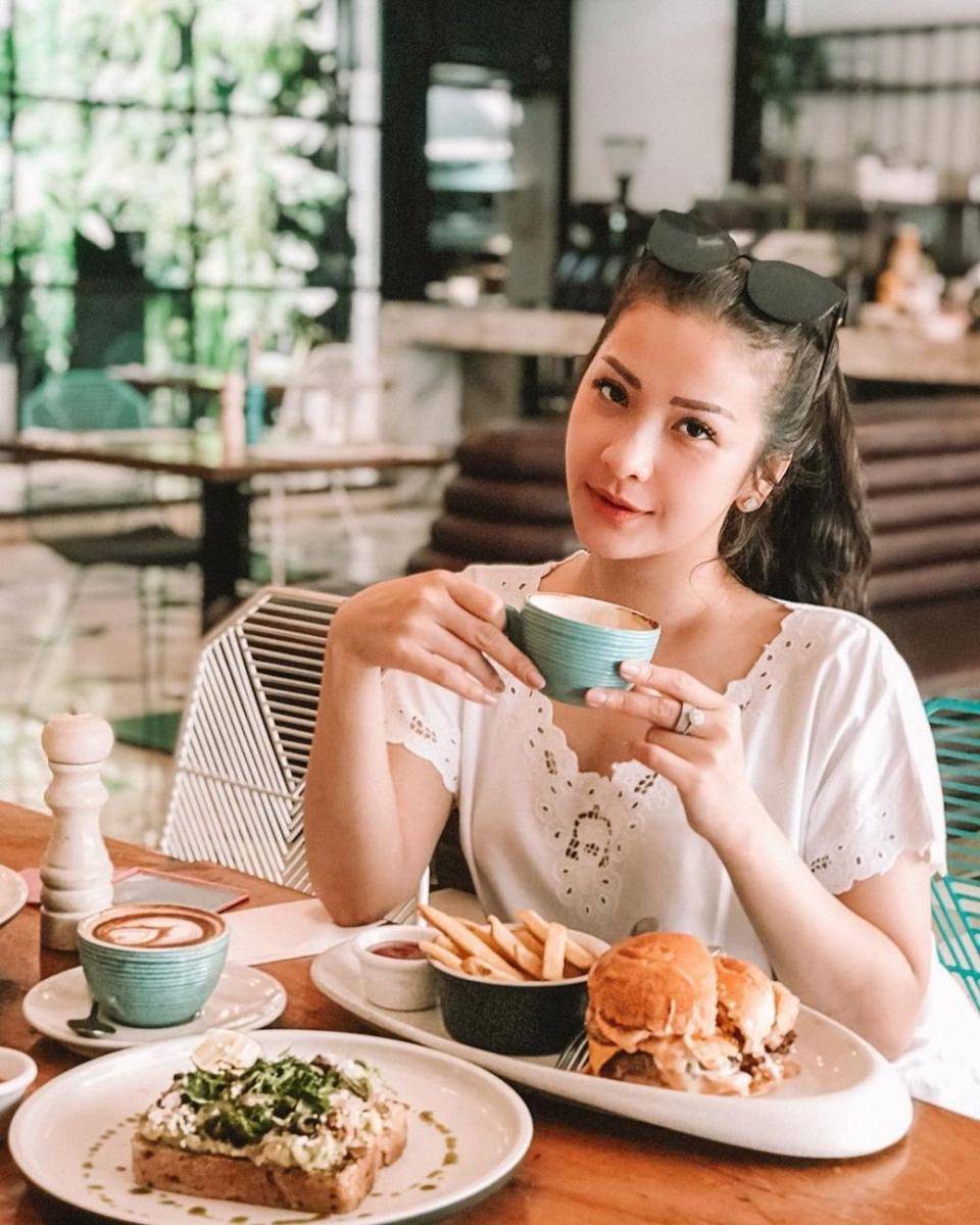 Menyesap flat white di Sisterfields (instagram.com/chesshaa)