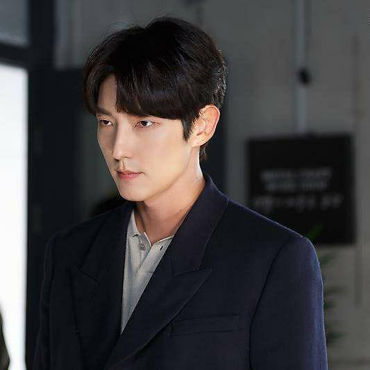 Lee Joon Gi (instagram.com/actor_jg)