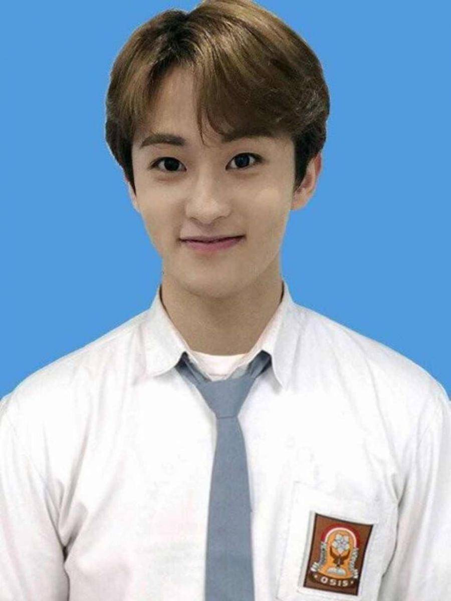 Foto artis Korea pakai baju SMA (Pinterest.com/purplxx purplxx/)