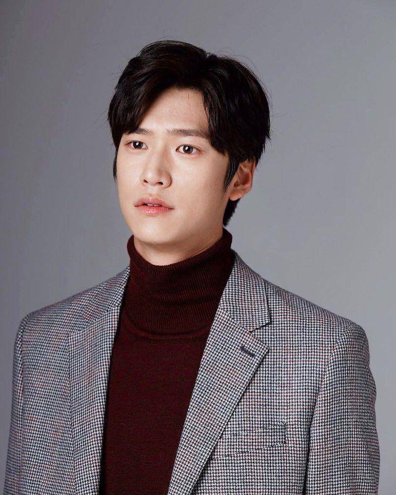 Na In Woo (instagram.com/10042n00)