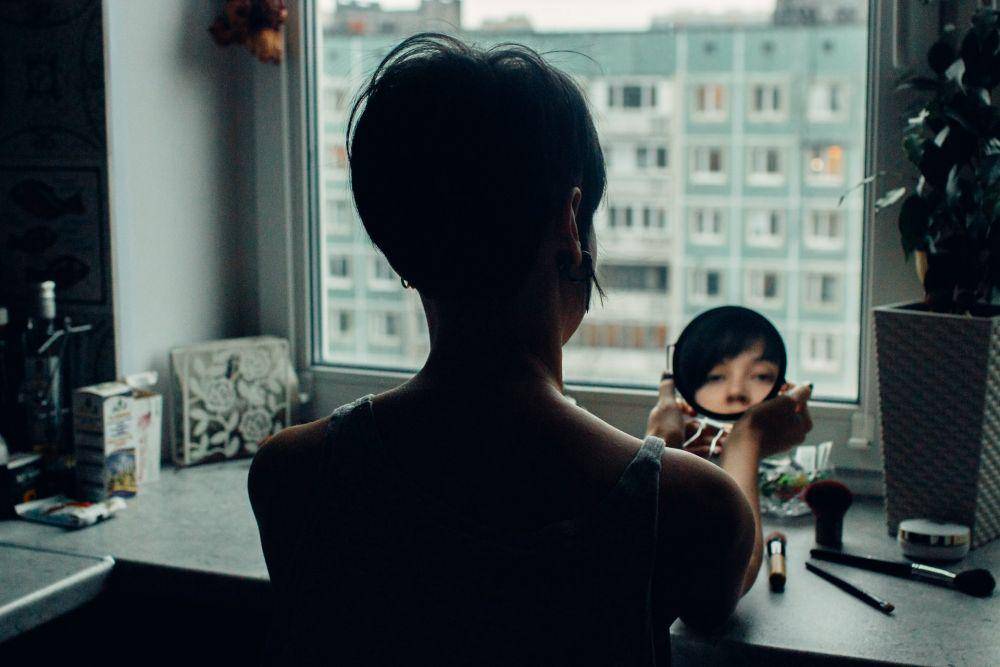 ilustrasi perempuan berkaca (unsplash.com/Alina Scheck)