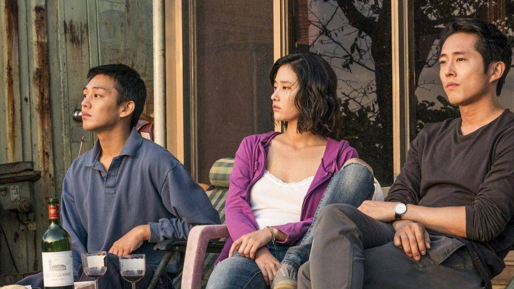 Yoo Ah In, Jeon Jong Seo, dan Steven Yeun di film Burning (Dok. CGV Arthouse)