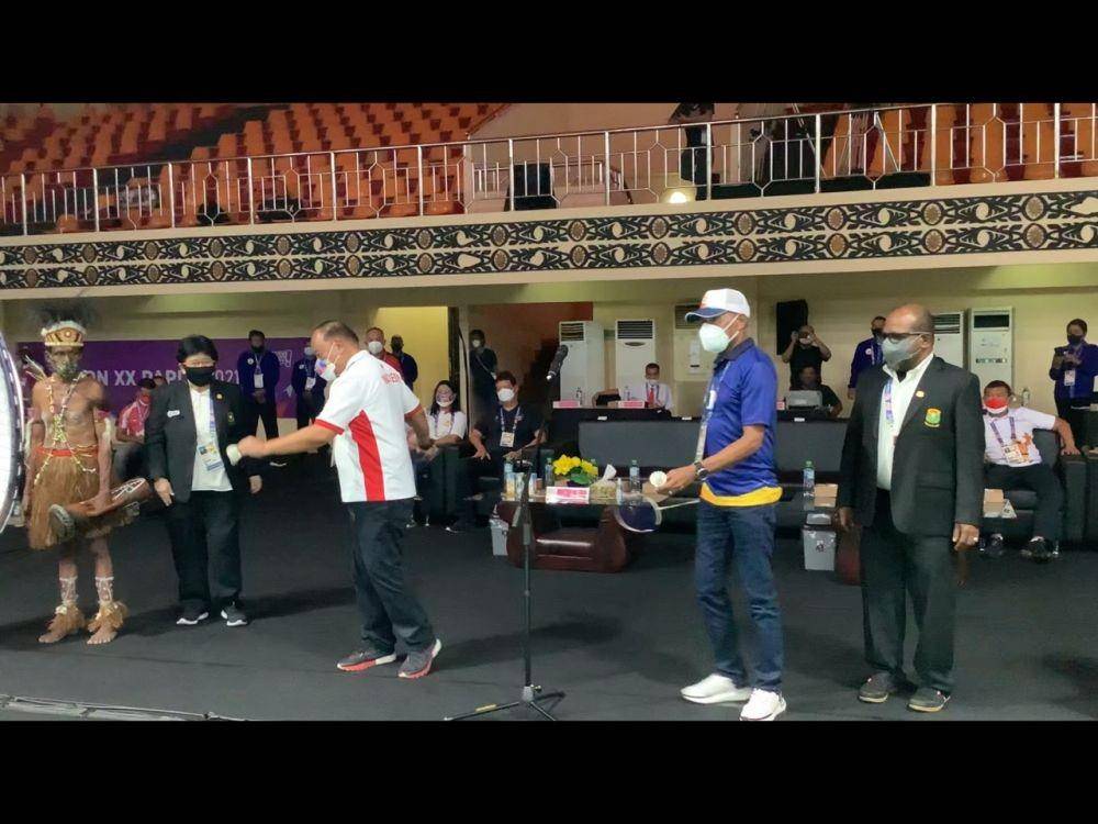 Ketua Umum KONI Pusat, Marciano Norman dan Walikota Jayapura, Benhur Tomi Mano saat membuka pertandingan bulu tangkis PON XX Papua di Gor Waringin, Distrik Abepura, Jayapura, Selasa (5/10/2021). (IDN Times/Ilyas Mujib).