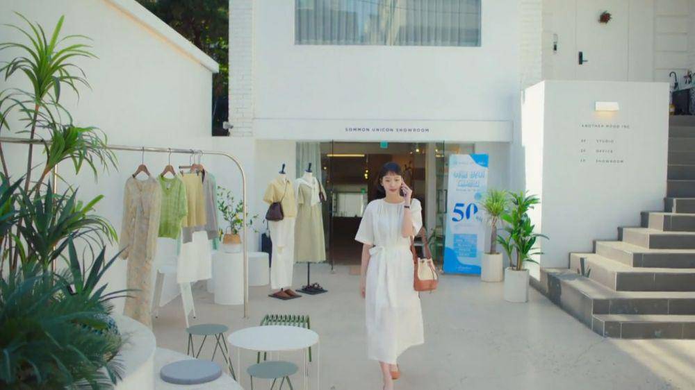 potret Kim Go Eun di depan Common Unique Showroom (dok. tvN/Yumi's Cells)