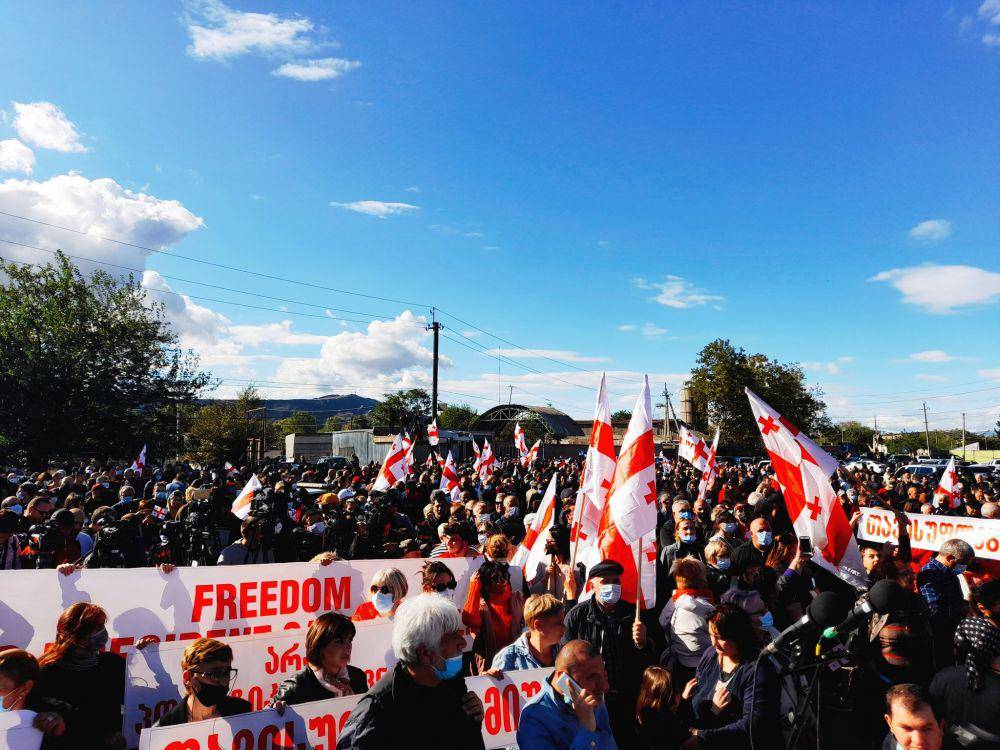 Suasana protes di depan penjara tempat Saakhasvili ditahan pada Senin (4/10/2021). (twitter.com/KasrashviliM)