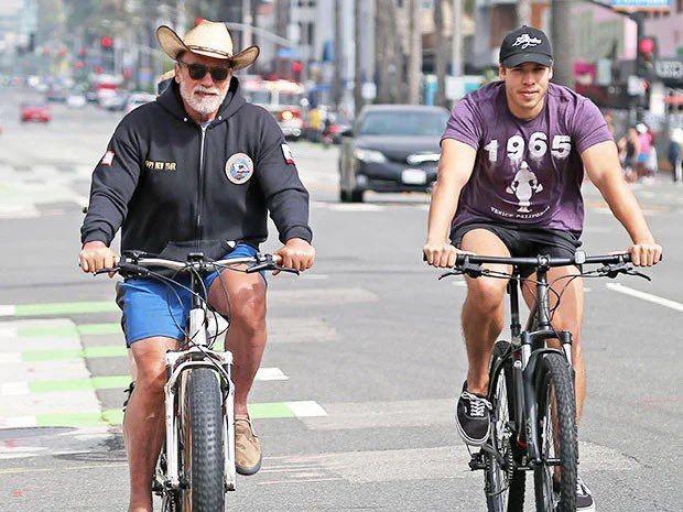 8 Potret Arnold Schwarzenegger Bersama Anak Bungsu, Lekat Banget!