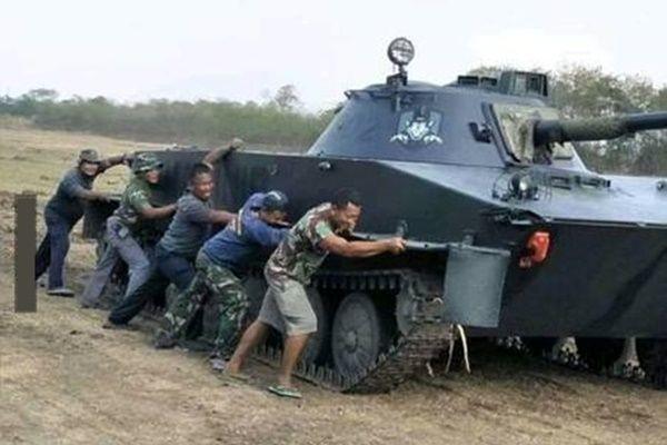 10 Potret Tingkah Nyeleneh Tentara saat Gak Tugas, Bikin Ngakak