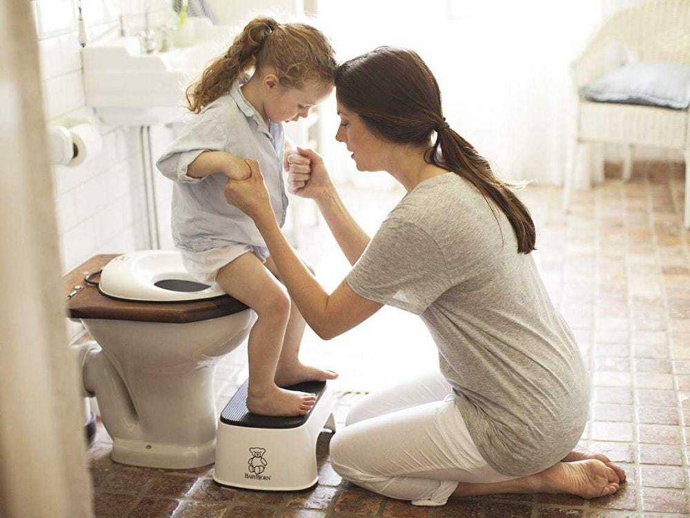 Ilustrasi orangtua mengajarkan toilet training (insider.com)