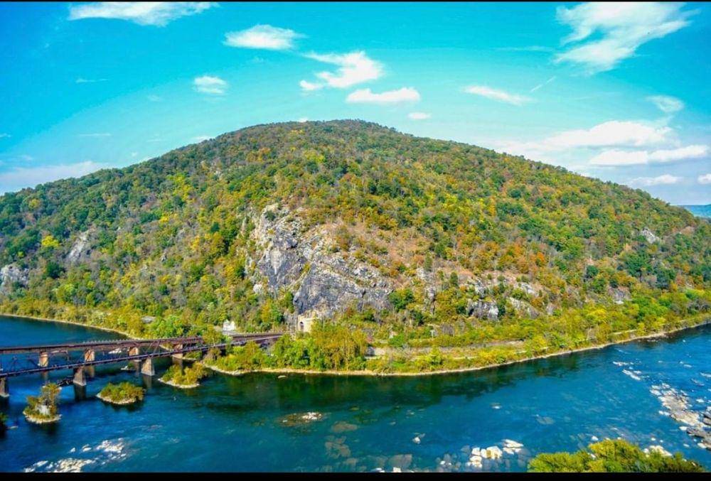 pemandangan dari Harpers Ferry National Historical Park (instagram.com/hfpassociation)