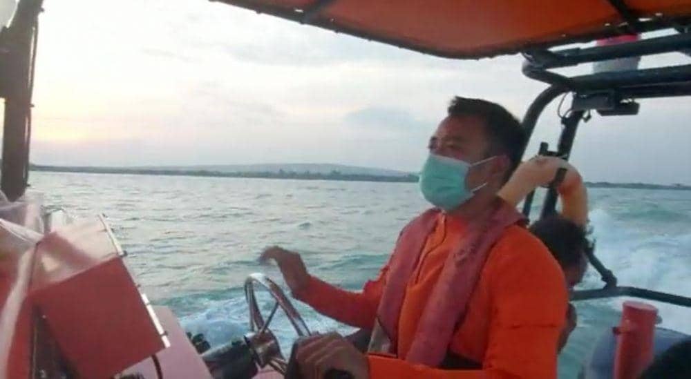 Kantor SAR Lampung masih terus mencari seorang anak buah kapal (ABK) KM Restu Ibu berinisial, FA (28). (IDN Times/Istimewa)