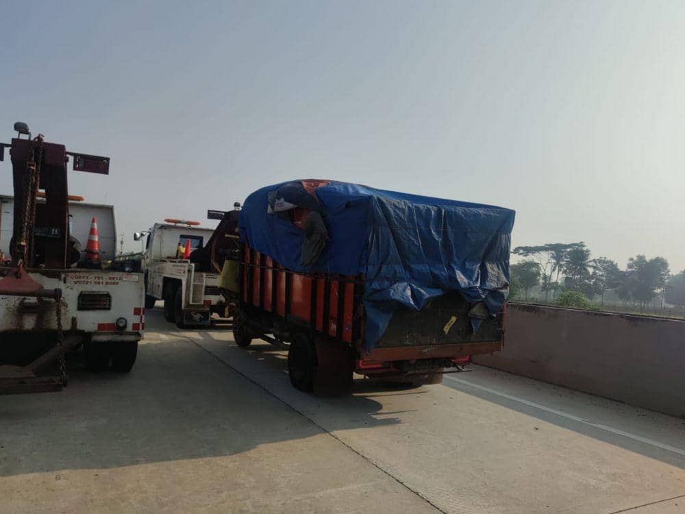 Dua pegawai PT Hutama Karya, selaku pengelola Jalan Tol Trans Sumatera (JTTS) ruas Bakauheni-Terbanggi Besar (Bakter) meninggal dunia. (IDN Times/Istimewa)