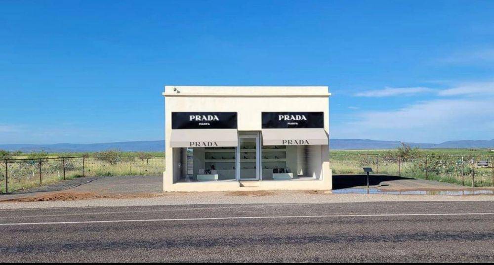 Prada Marfa (instagram.com/tetunks)