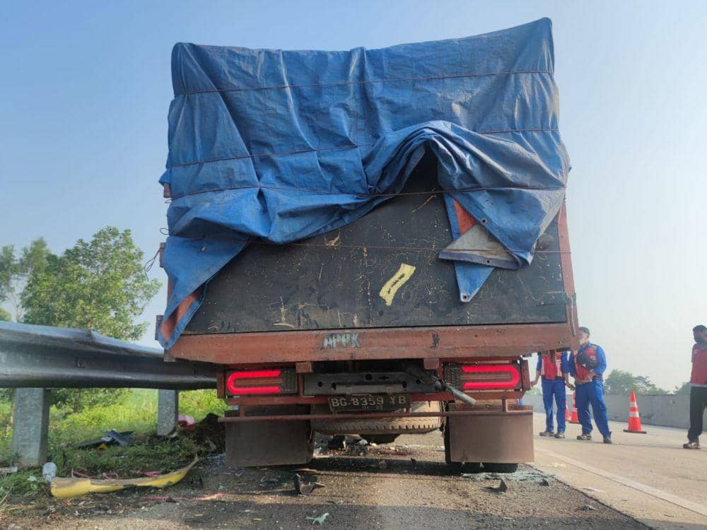 Dua pegawai PT Hutama Karya, selaku pengelola Jalan Tol Trans Sumatera (JTTS) ruas Bakauheni-Terbanggi Besar (Bakter) meninggal dunia. (IDN Times/Istimewa)