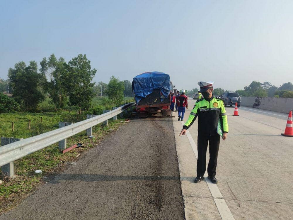 Sedang Perbaiki Ban, Dua Petugas Tol Lampung Meninggal Ditabrak Truk