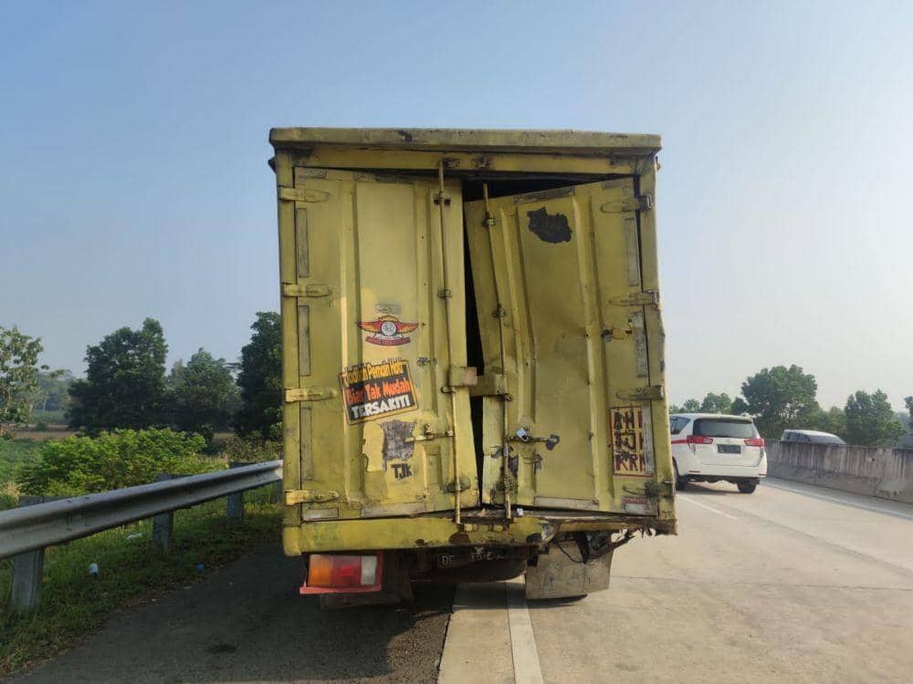 Dua pegawai PT Hutama Karya, selaku pengelola Jalan Tol Trans Sumatera (JTTS) ruas Bakauheni-Terbanggi Besar (Bakter) meninggal dunia. (IDN Times/Istimewa)