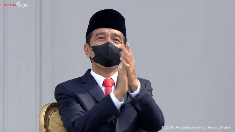 Presiden Jokowi menyaksikan atraksi fly pass (YouTube/Sekretariat Presiden)