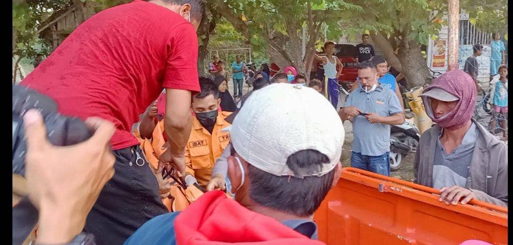 Korban tewas tertimbun longsoran dievakuasi petugas. Dok Istimewa