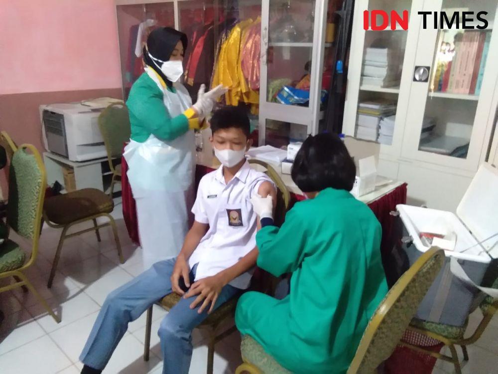Pelajar di Kota Binjai, yang menjalani vaksinasi (IDN Times/ Bambang Suhandoko)