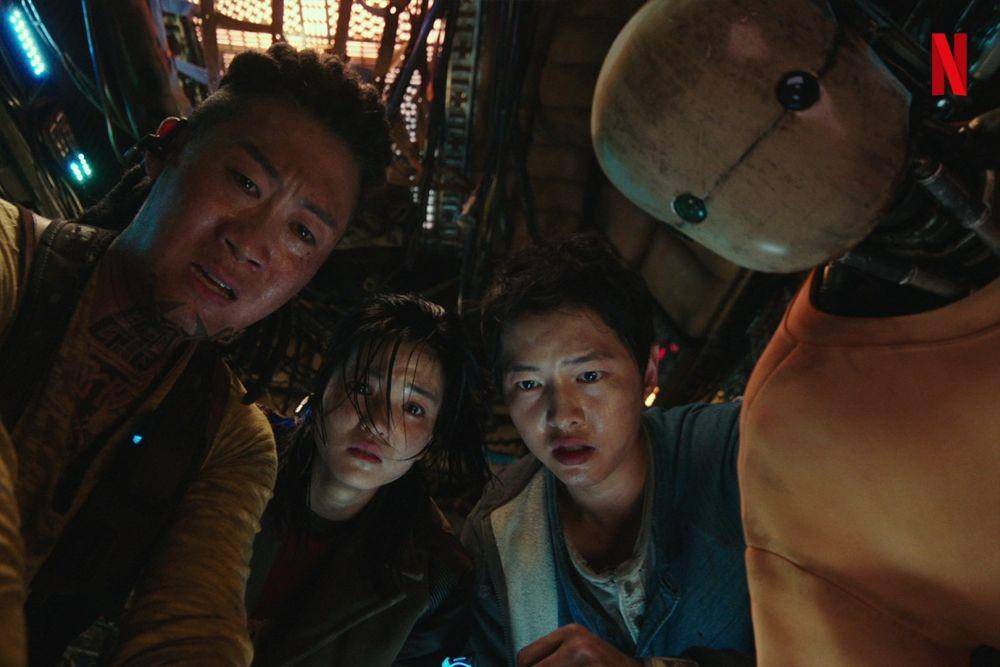 Jin Sun Kyu, Kim Tae Ri, dan Song Joong Ki di Space Sweepers (Dok. Netflix)