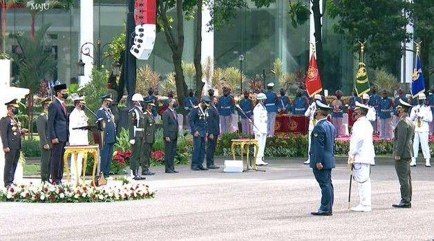 Presiden Jokowi memberikan penghargaan kepada tiga prajurit TNI dalam HUT ke-76 di Istana Merdeka (Tangkapan layar YouTube Sekretariat Presiden)