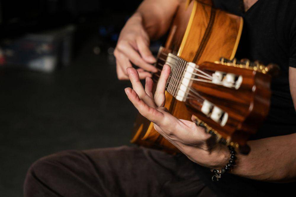 ilustrasi orang bermain gitar untuk  mengurangi aktivitas bermain HP (pexels.com/Alena Darmel)