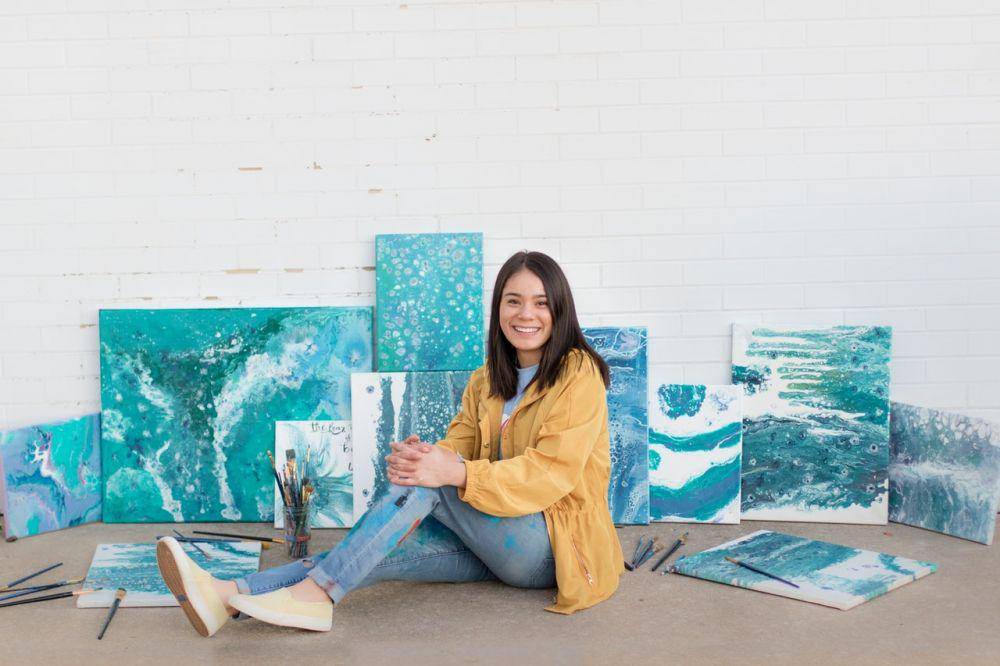 ilustrasi gadis muda tersenyum (pexels.com/Belinda Knobloch)