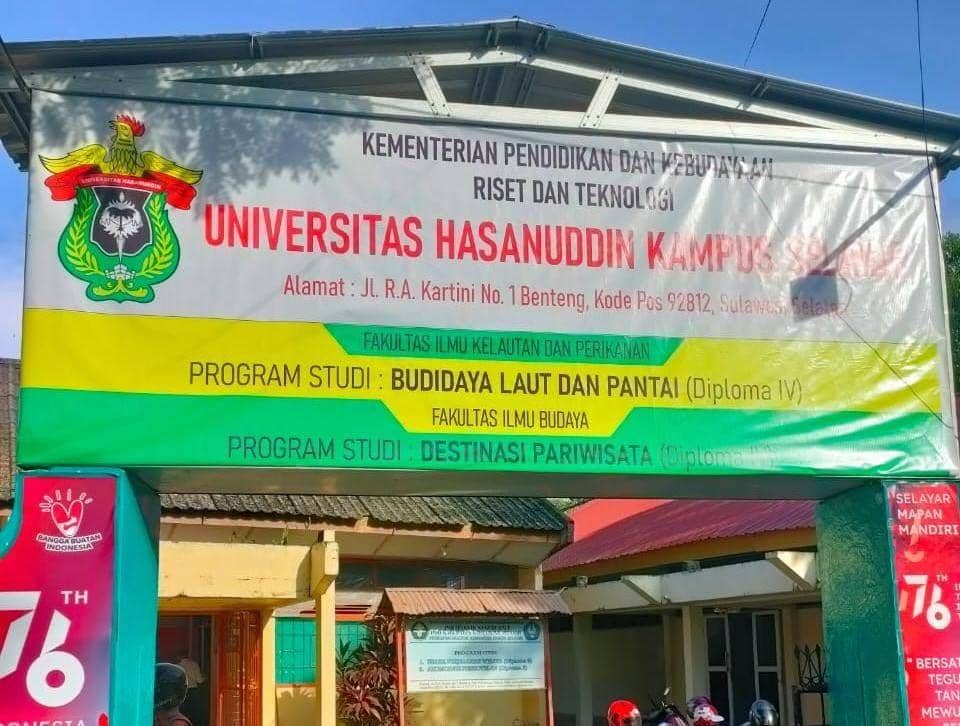 Gerbang Kampus Vokasi Universitas Hasanuddin di Kabupaten Kepulauan Selayar, yang berada di Kota Benteng. (Dok. Direktorat Komunikasi Universitas Hasanuddin)