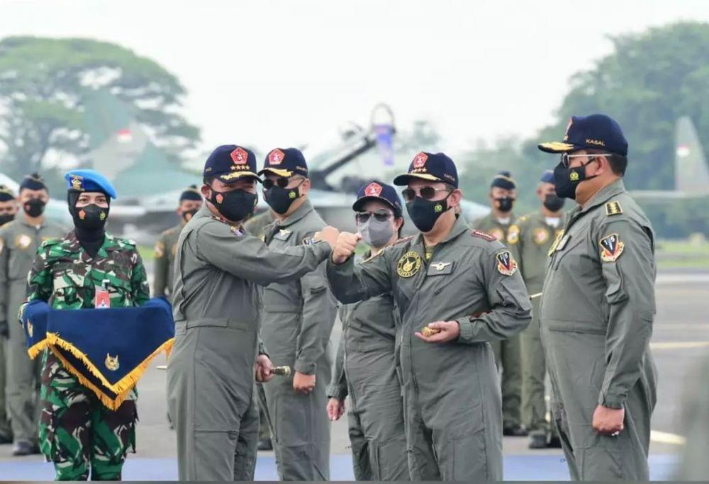 Panglima TNI Hadi Tjahjanto memberikan wing kehormatan kepada sejumlah pejabat tinggi termasuk Ketua DPR Puan Maharani (www.instagram.com/@militer.udara)