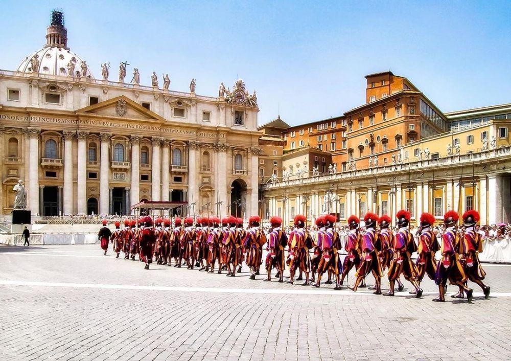 Pasukan Pengawal Swiss saat sedang berbaris di Piazza San Pietro, Vatikan. (instagram.com/szedlaktamas)