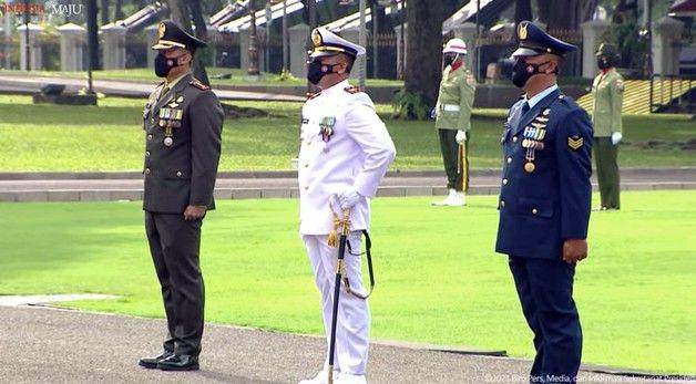 Tiga prajurit TNI diberi penghargaan dari Presiden Jokowi di HUT ke-76 TNI (Tangkapan layar YouTube Sekretariat Presiden)