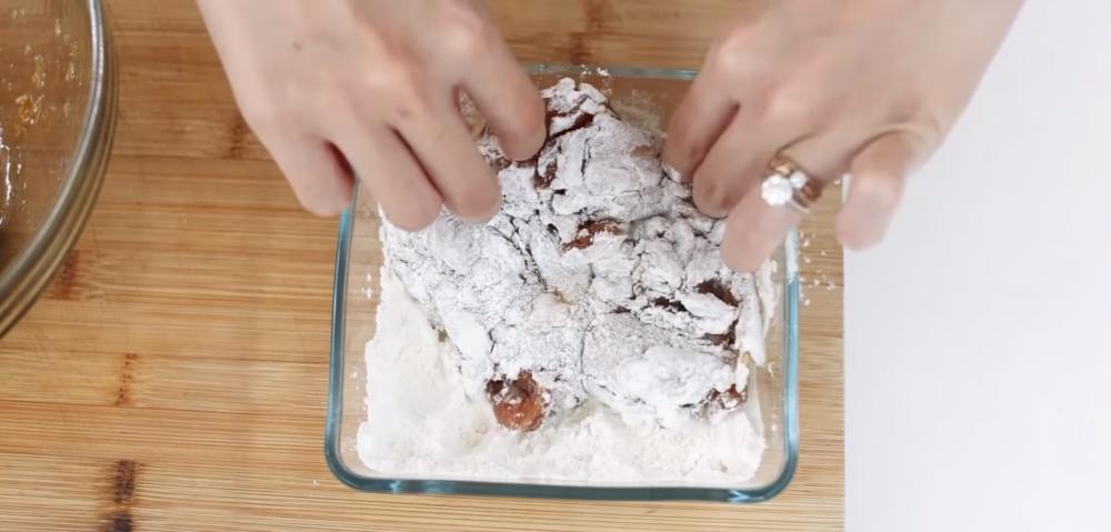 ilustrasi proses membaluri ayam ke tepung kering (dok. youtube.com/Devina Hermawan)